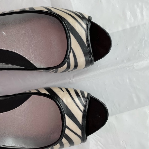 Bandolino peep-toe flats, zebra print, brand new / never worn. - Picture 7 of 7